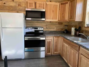 Bream Shack-2 bedroom cabin with spacious parking - Image 4