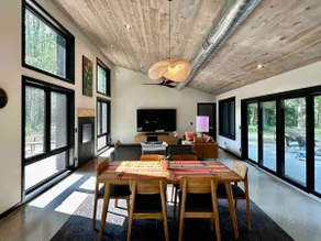 Modern Home, Hot Tub, Fireplace, Game Room - Image 4