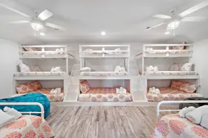 Huge Home With Game Room, Large Deck and Bunk Room - Image 5