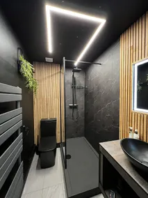 Luxe City Hot Tub: Urban Retreat - Image 2