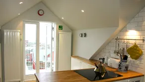 Loft apartment with sea view in centre - Image 4