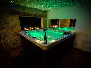 Romantic cottage with hot tub and sauna - Image 2