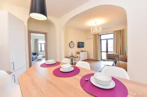 B35 - Deluxe Spacious Apartment Old Town-Free Parking - Image 2
