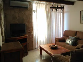 CONFORTABLE, BRIGHT, WELL LOCATED APARTMENT - Image 2
