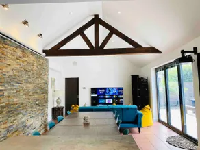 6 Bedroom Bungalow Ascot Racecourse 75” TV - Image 2