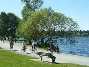 NEW Spacious Apartment Next to Vibrant Green Lake - Image 2