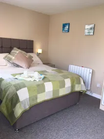 Pebble Beach Hideaway, minutes from Seafront - Image 2