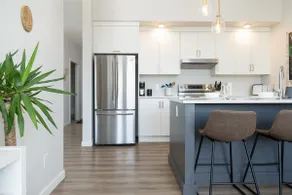 🌿Beautiful Boho Top Floor Condo DT w/ King Bed🌿 - Image 3