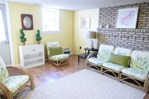 Spacious Retro Apartment: Ground Level - Image 3
