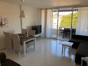 High speed wireless & aircon in great location - Image 2