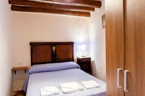 Apartment-Carmen-Budget-Ensuite with Shower-Street View - Image 4