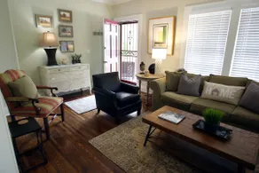 Red Door Cottage Mysig med nya renoveringar till denna Midtown Charmer - Image 3