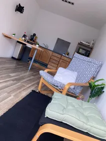 Independent 2-room apartment with free parking - Image 3