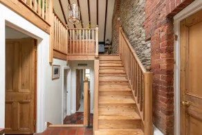 Private and characterful barn conversion - Image 4