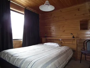 Warm, spacious home looking over Lake Eucumbene - Image 5