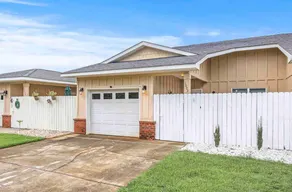 Cotton Creek Bungalow. Be in the Center of It All! - Image 3
