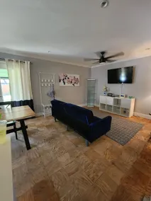 Cheerful, home in quiet area with parking. - Image 2