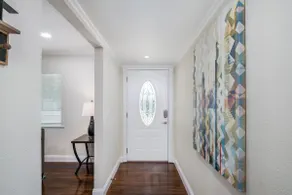 Conveniently located to Airport and Downtown - Image 2