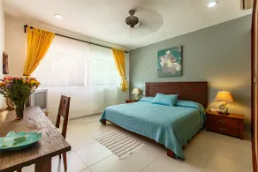 Meridian Beach Condo, 200m from beach and 5th avenue, Wifi - Image 2