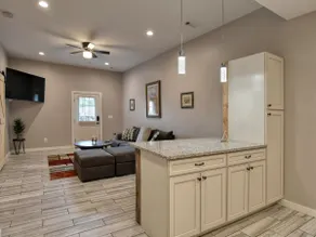New, modern & chic, upscale apartment - Image 5