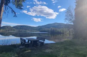 Two bedroom cottage has accessto lake. - Image 2