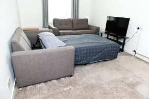 Central 2-bedroom bunglow with double sofa bed - Image 5