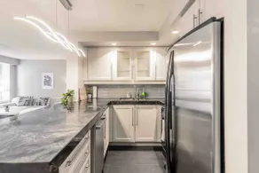 Location & Style 2 BDRM~Gym/Parking/Cable TV - Image 4