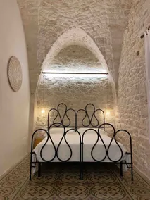 House Under the Arch - Image 4