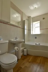 Sleeps 6, 3 bedrooms,Parking, close to town centre - Image 5