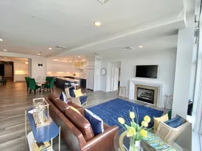 Luxurious Posh Downtown Condo - Image 2