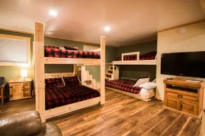 Magnifique chalet familial de 5 chambres au centre-ville de Red River! - Image 5