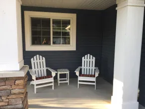 Porch Swing - Saugatuck Farmhouse moderne avec bain à remous, billard et vélos! - Image 4