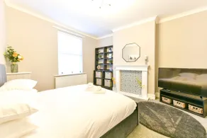 4 Bedroom, 2 bathroom house - Free Parking - Image 3