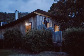 The Shack - coastal stay with outdoor tub - Image 3