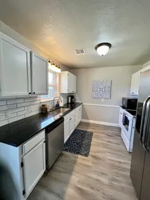 Relaxing Retreat - 3br, 2 bth w/ large fenced yard - Image 5