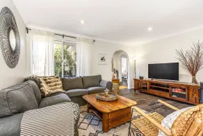 Little Darling - Narrawallee Family Cottage - Image 3