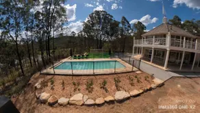 Stunning large country home with pool - Image 3