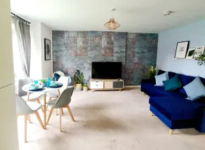 Stylish 2 bedroom Apartment / FREE Gated Parking - Image 4