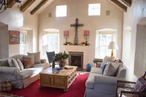 Stunning Creekside Hideaway - Image 4