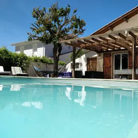 Family villa ideally located on the Basin with heated pool - Image 2