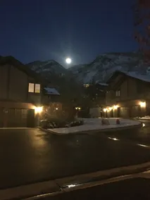 Prime Skier's Pad for a Magical Vacation - Image 2