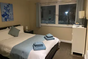 City Centre 2 bedroom apartment, secure parking. - Image 3