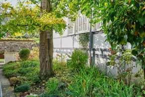 Large apartment in a listed courtyard complex - Image 4