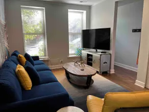 Trendy West Town Flat - 2 bed / 1.5 bath w parking - Image 3