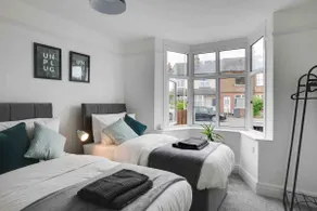 Spacious Three Bedroom House - Free Parking & Wifi - Image 5