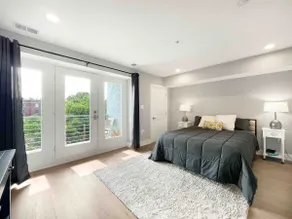 Stylish 2BR Logan Circle Loft, Rooftop & Parking - Image 2