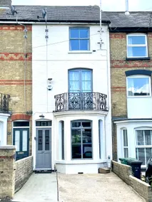 Cowes Townhouse with garden & parking sleeps 6+2 - Image 2