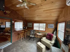 Cozy 2 Bedroom Waterfront Cabin - Image 2