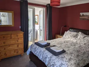 Cosy & detached, 10 mins walk from Swanpool beach - Image 2
