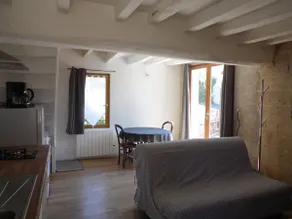 Air-conditioned house with private parking - Image 4